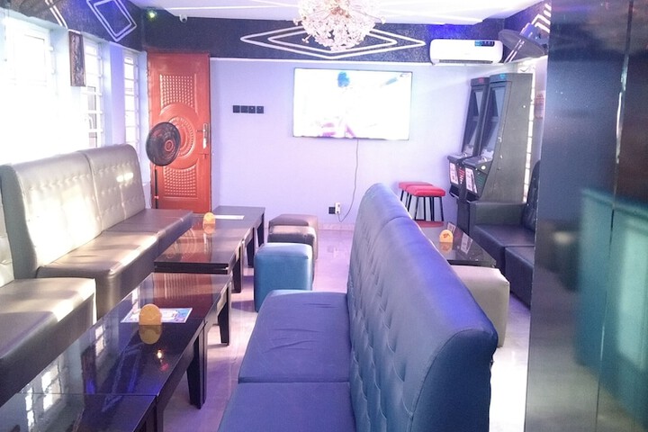 Lounge 28 of 39