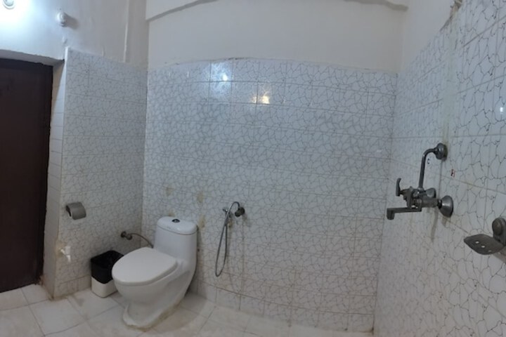 Room 16 of 38