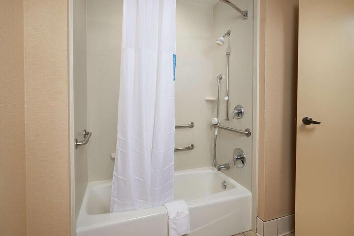1 Queen Bed Accessible (7 of 18)