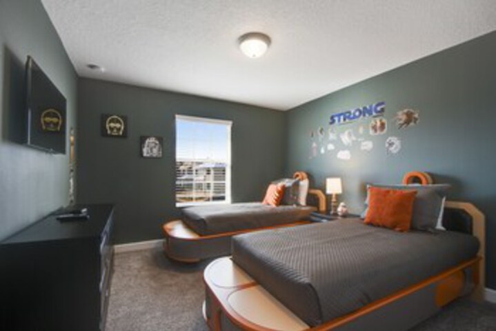 Room 10 of 32
