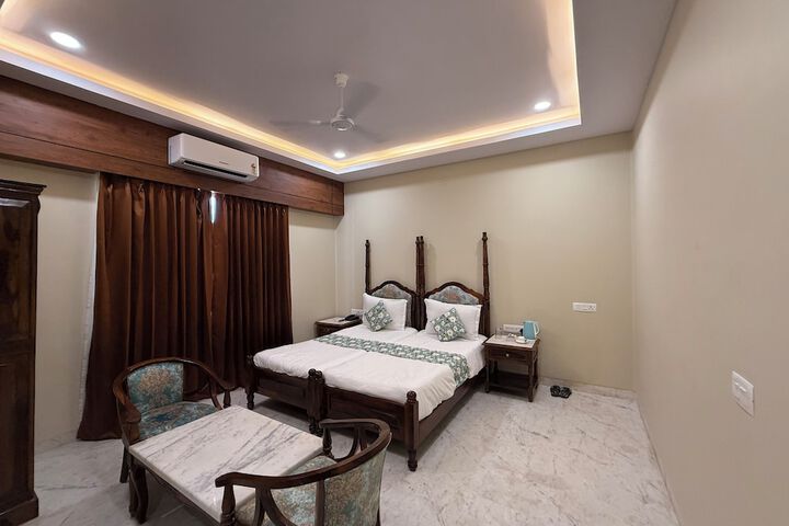 Room 5 of 9