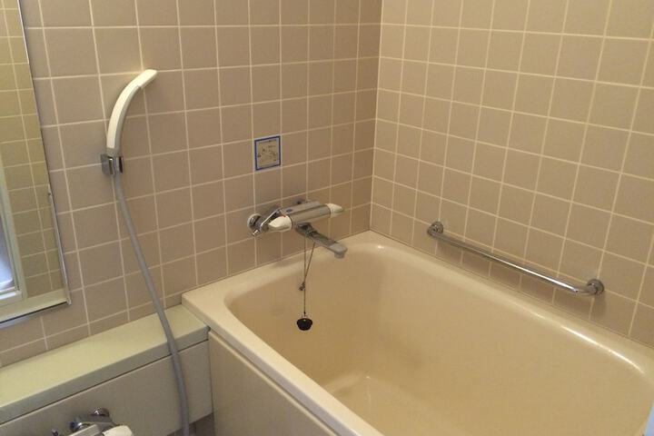 Deep soaking bathtub