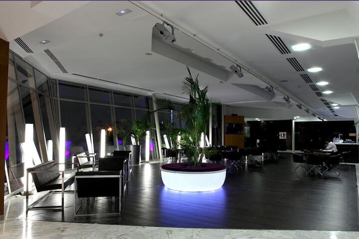 Lounge 36 of 54