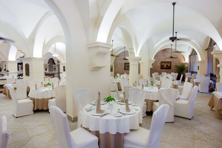 Ballroom/Hall 86 of 106