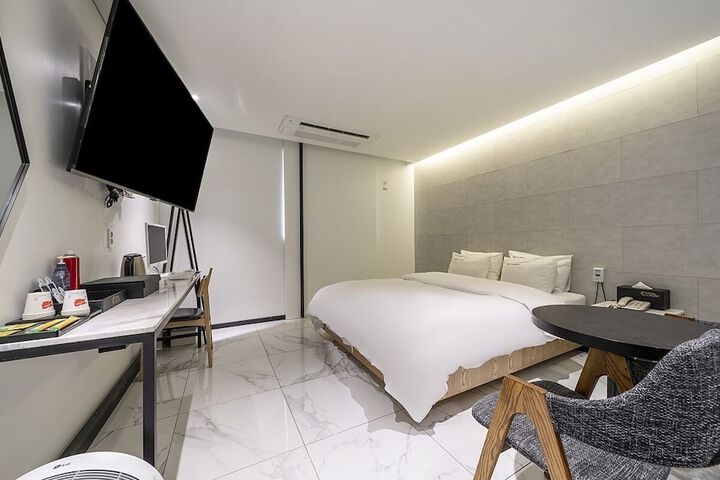 Room 28 of 52
