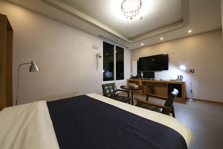 Room 3 of 33