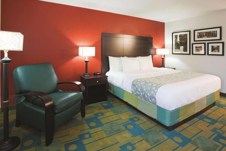 Deluxe King Bed (4 of 9)