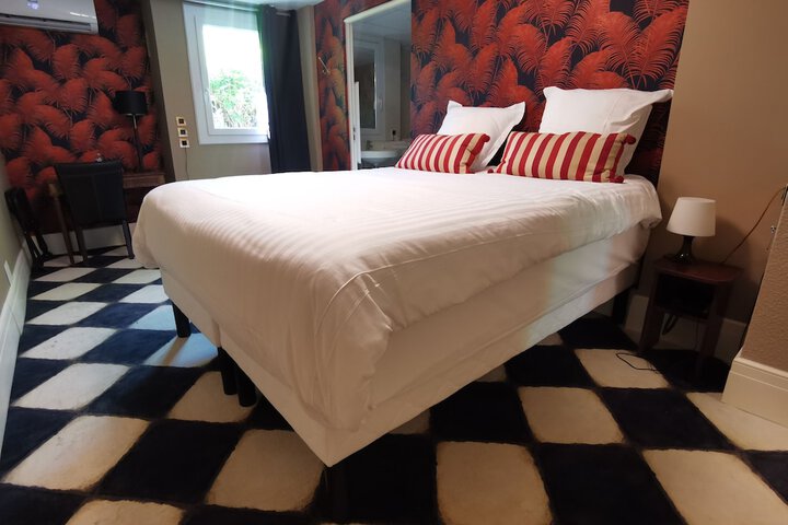 Room 2 of 8