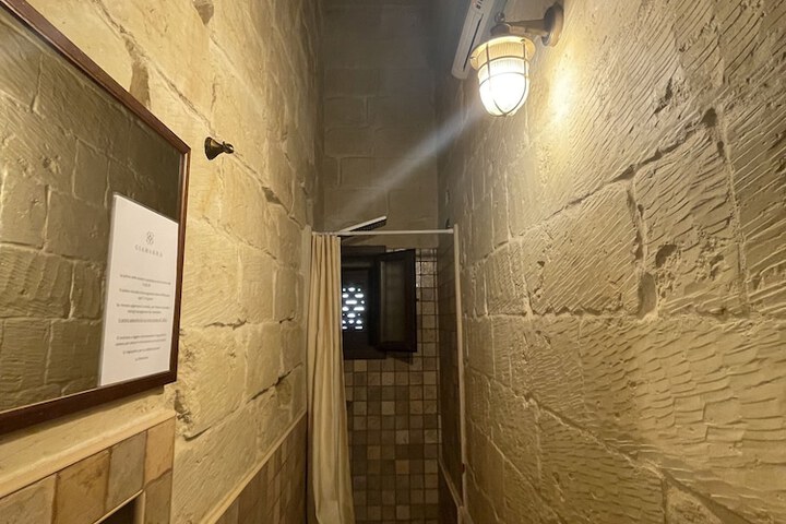Room 160 of 247