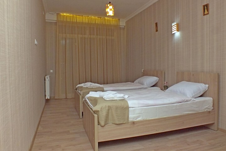 Room 2 of 33