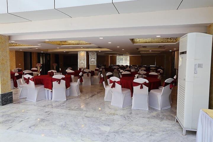 Ballroom/Hall 19 of 24