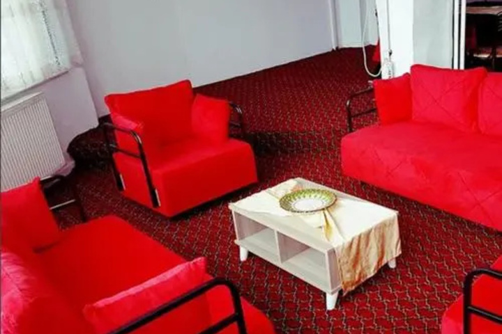 Room 5 of 9