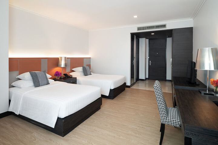 Room 10 of 77