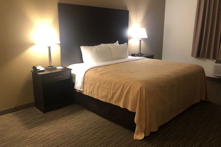 1 King Bed (2 of 8)