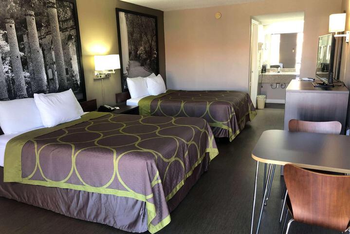 2 Queen Beds (8 of 15)