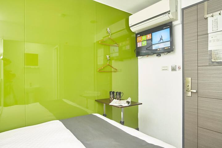 Room 21 of 48