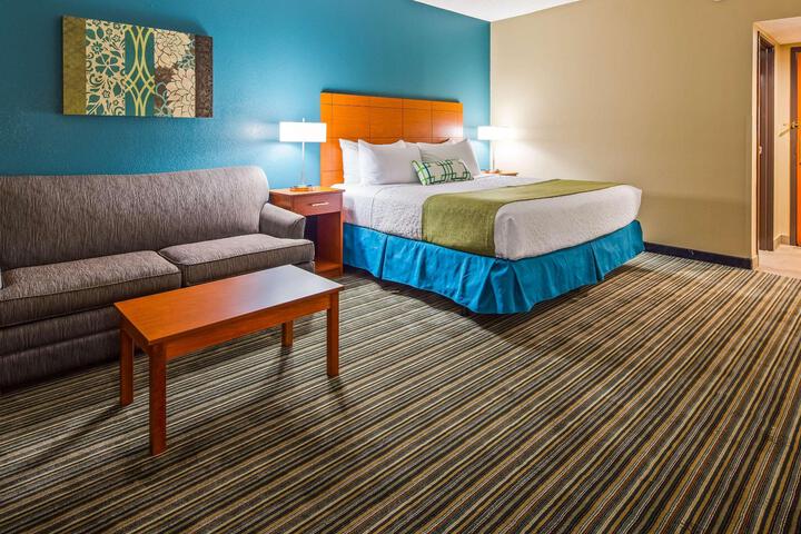 1 King Accessible Comms Assist Bathtub Microwave, Refrigerator Sofa Bed Full Breakfast (12 of 19)