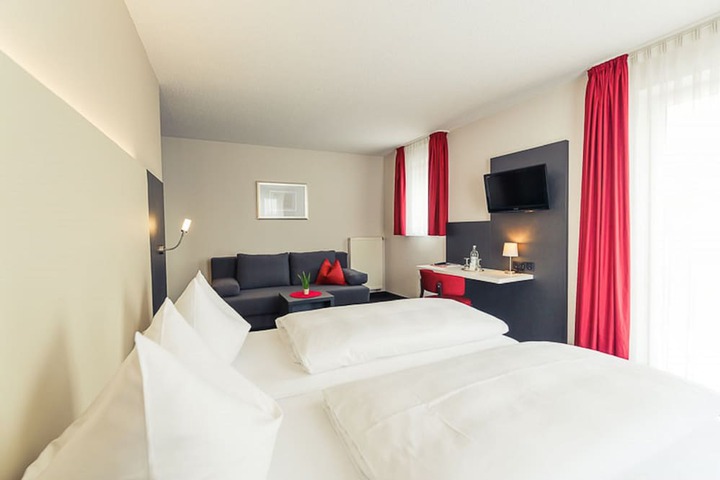 Room 6 of 8