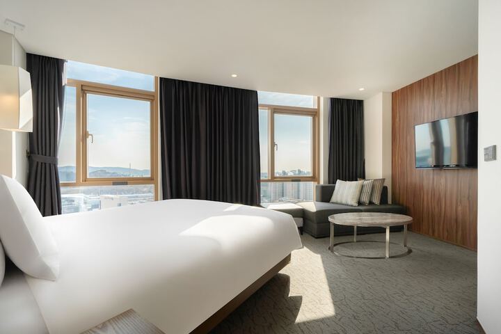 Room 28 of 79