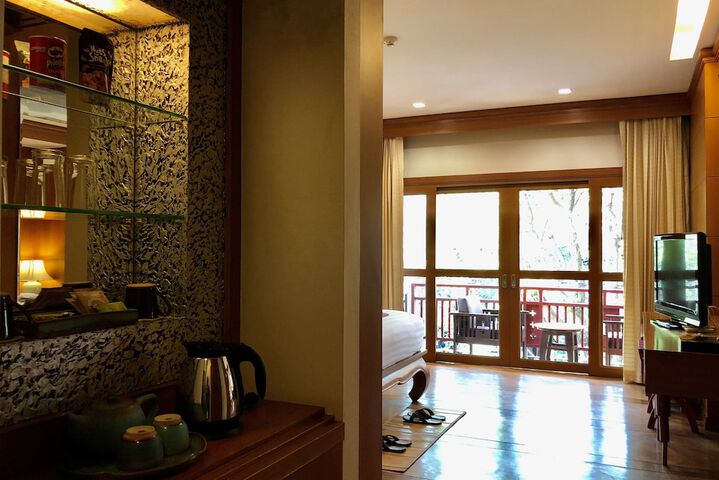 Lounge 56 of 140