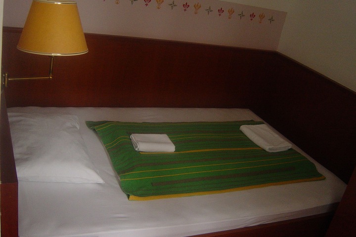 Room 2 of 33