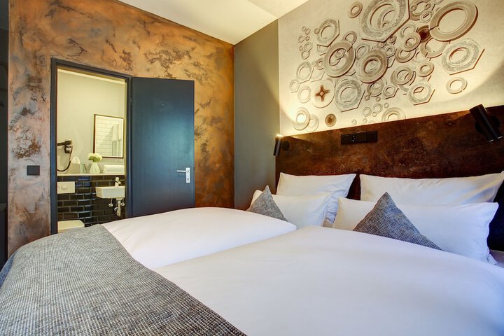 Room 7 of 32