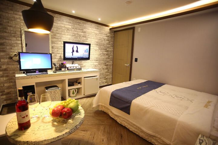 Room 10 of 24