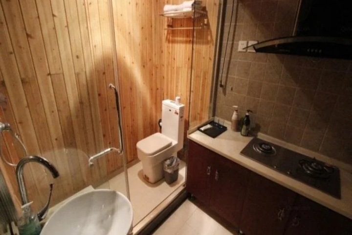 Room 9 of 16