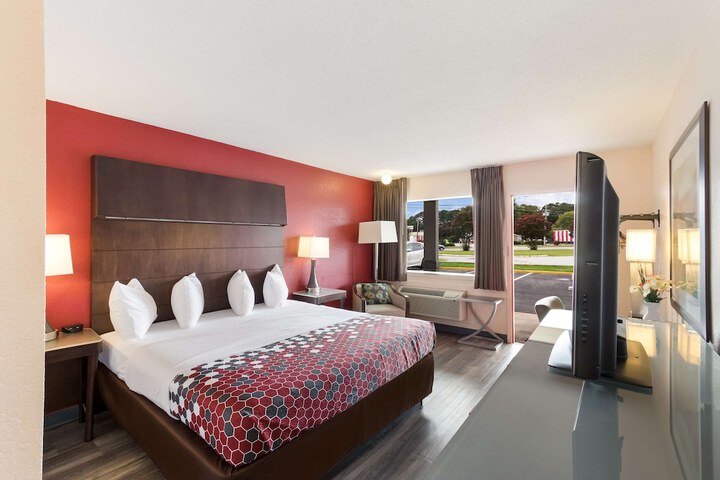 1 King Bed (6 of 11)