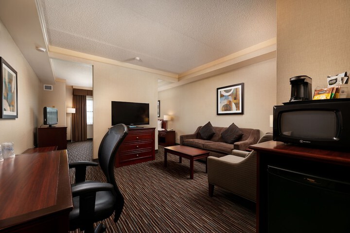 1 King Bed Gretzky Wing Microwave and Refrigerator Sofa Bed High Speed Internet Accessible Full Breakfast (10 of 33)
