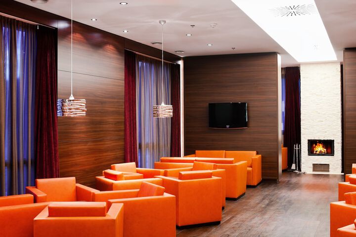 Lounge 143 of 194