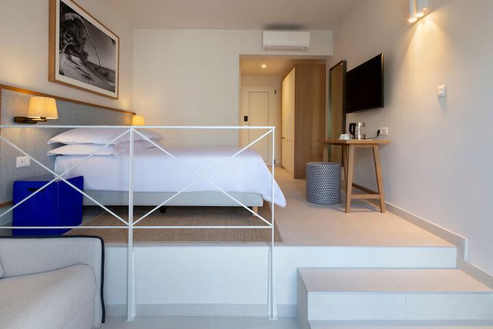 Room 13 of 83