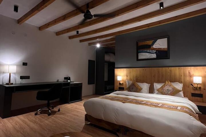 Room 4 of 26