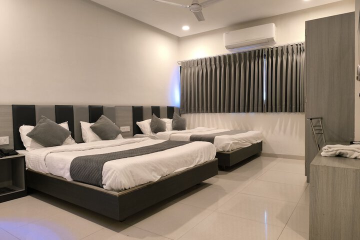 Room 6 of 14