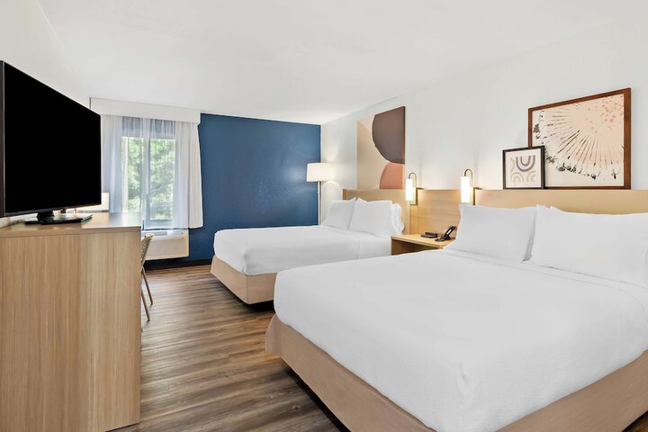 2 Queen Beds (7 of 8)