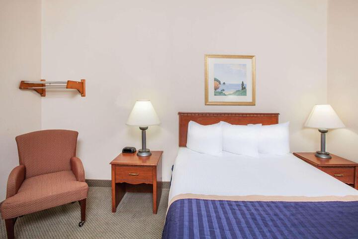 1 Queen Bed Mobility Accessible (6 of 8)