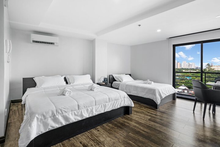 Room 4 of 9