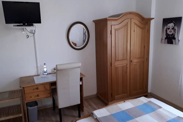 Room 3 of 16