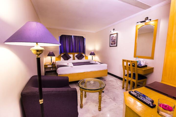 Room 4 of 63