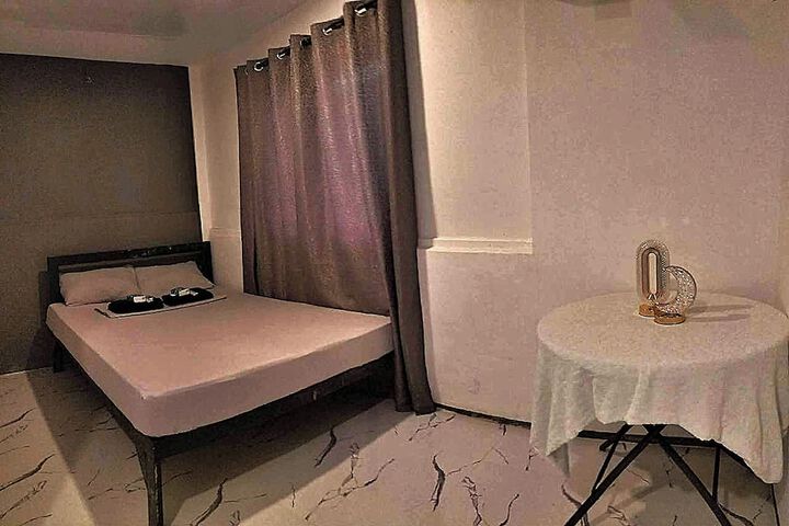 Room 18 of 28