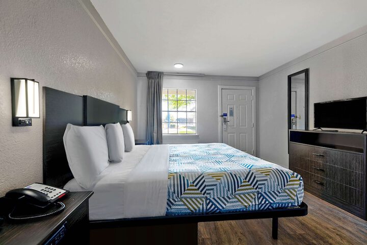 King Room Disability Accessible (5 of 8)