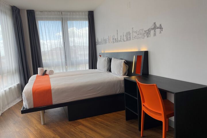 Room 7 of 40