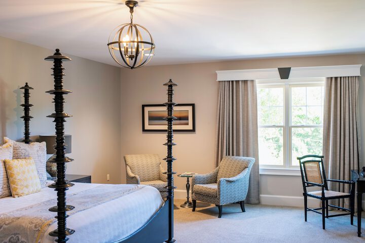 Classic King Bed (3 of 10)