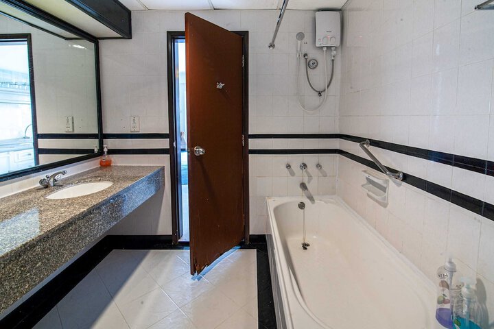 Room 412 of 650