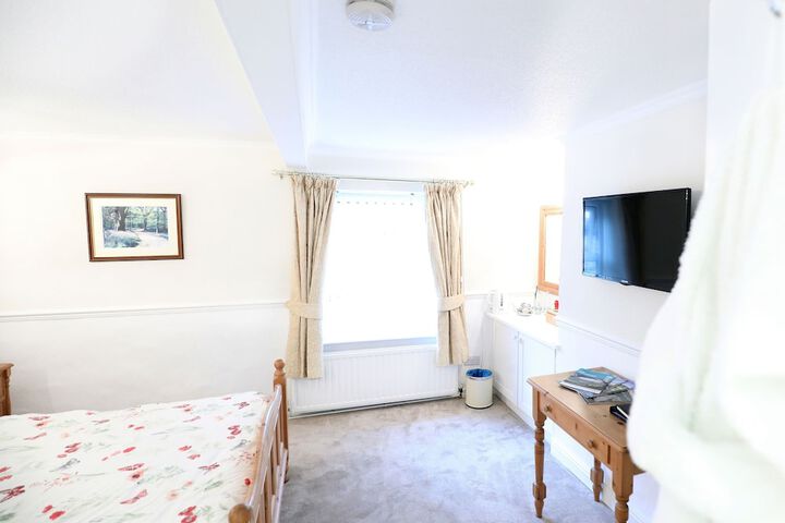 Room 4 of 16