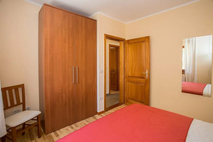 Room 6 of 25