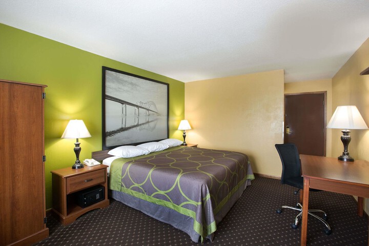 1 Queen Bed (3 of 14)