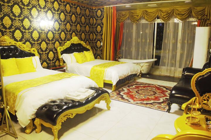 Room 47 of 185