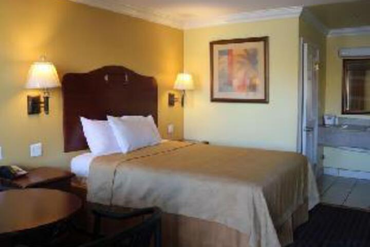 1 Queen Bed Refrigerator (2 of 26)