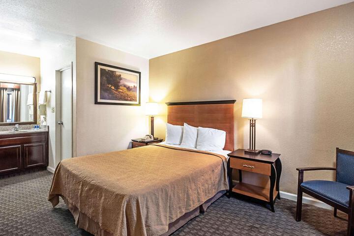 1 Queen Bed (3 of 15)